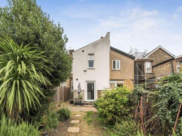 House for sale in London Borough of Croydon, Waddon