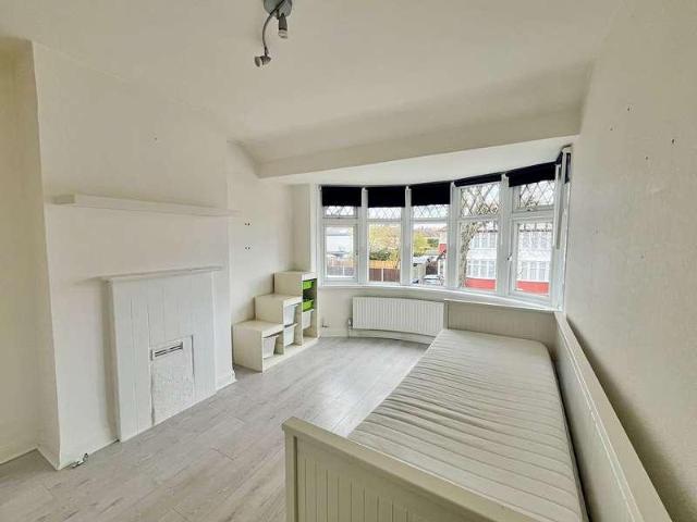 House for sale in London Borough of Ealing, Perivale