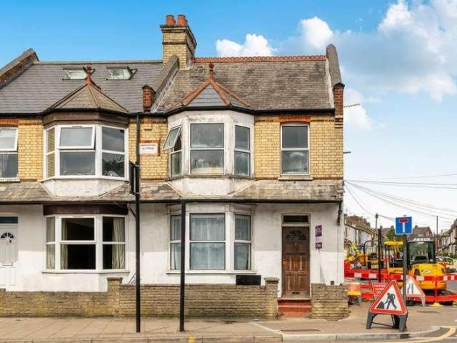 House for sale in Little Stanmore, Greater London