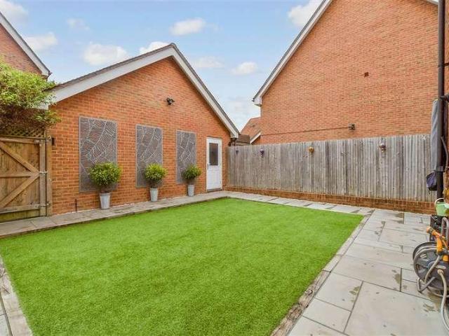 House for sale in Kilnwood Vale, Horsham