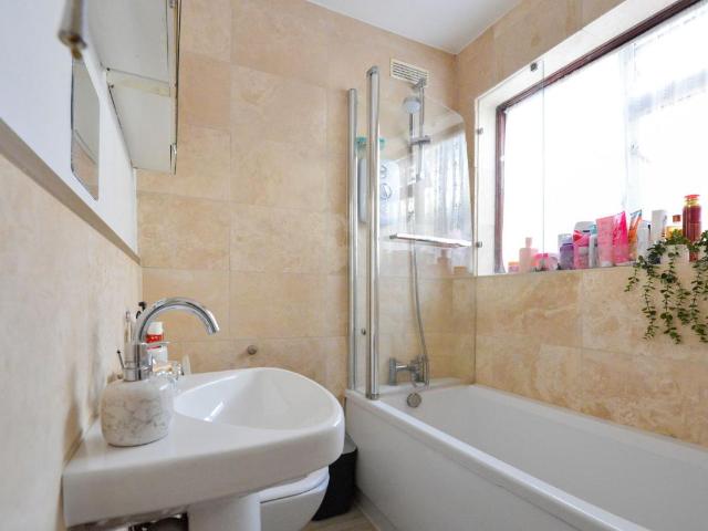 House for sale in Chessington, Hook