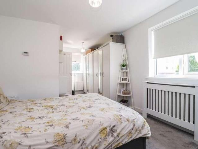 House for sale in Garlands
