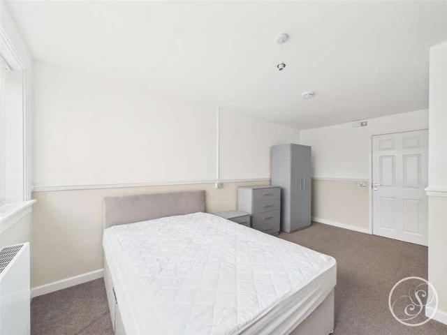 House for sale in Whinmoor, West Yorkshire