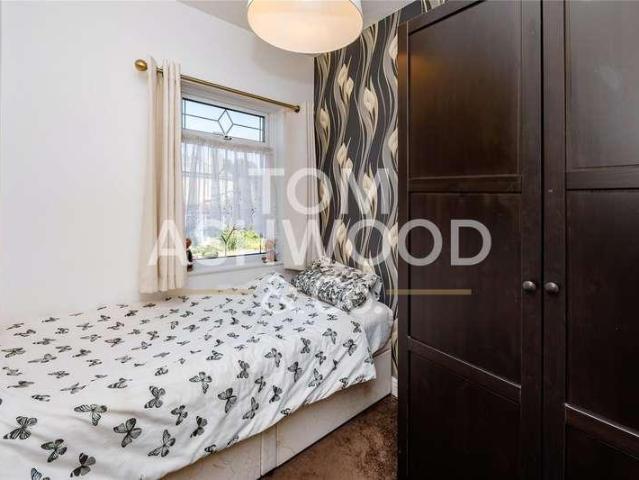 House for sale in Barking, Thames View