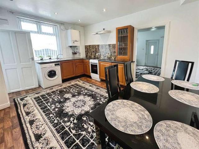House for sale in Greengates, West Yorkshire