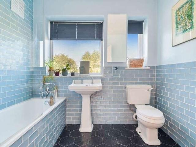 House for sale in Hillview, Surrey