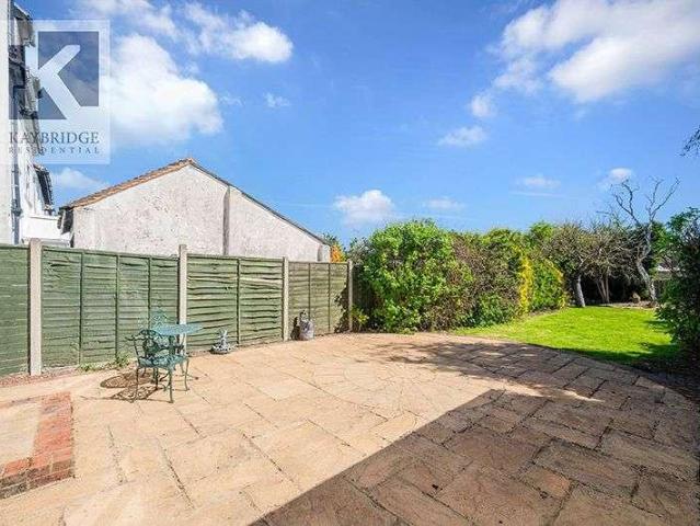 House for sale in Stoneleigh, Ewell