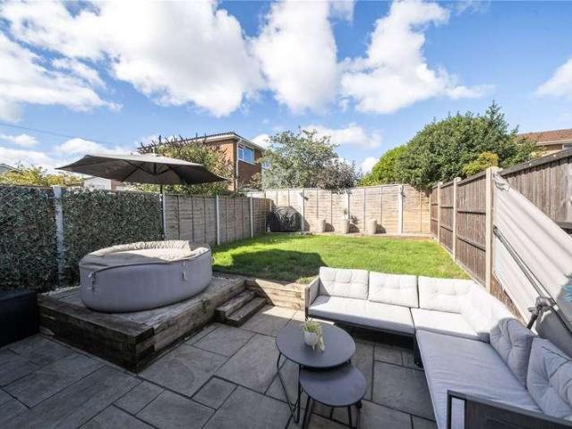 House for sale in Heol-las, Surrey