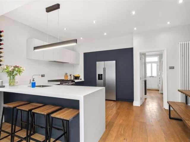 House for sale in London Borough of Merton, Raynes Park