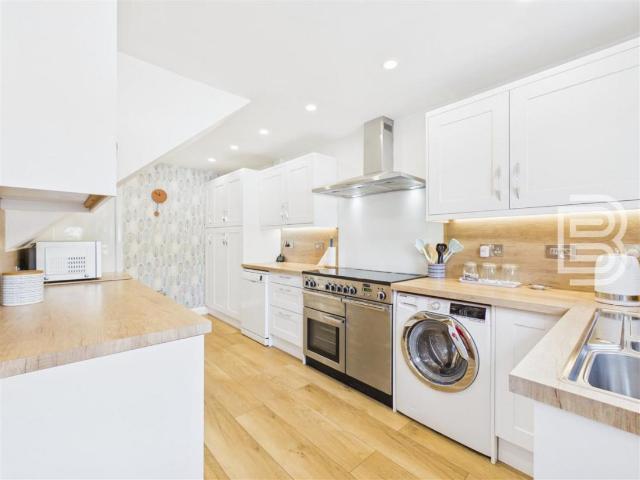 House for sale in Overslade, New Bilton