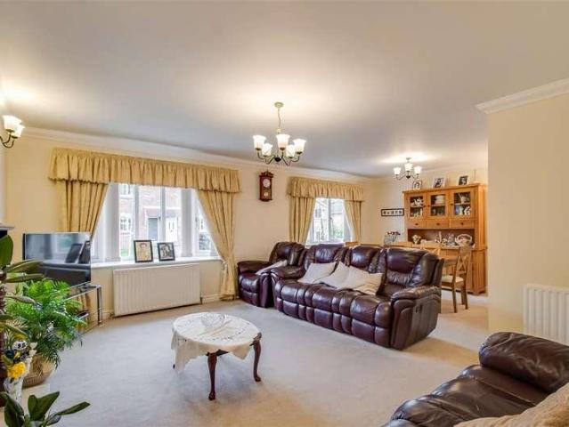 House for sale in Wrenthorpe, West Yorkshire