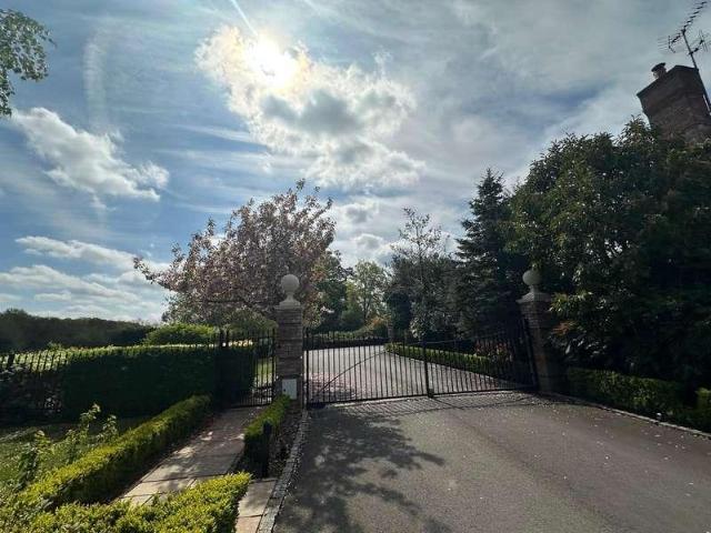 House for sale in Walton On The Hill, Red Hill