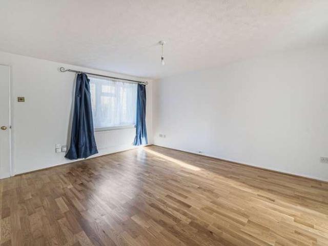 House for sale in Woodside Estate, Houghton Regis