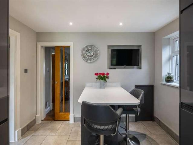 House for sale in Burstow, Hillview