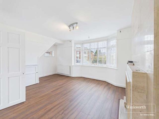 House for sale in Little Stanmore, Greater London