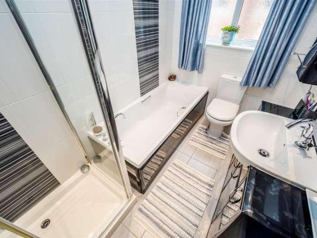 House for sale in Almondbury, West Yorkshire