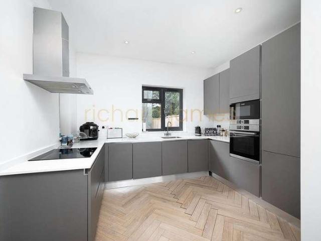 House for sale in Mill Hill, Greater London