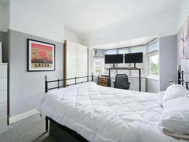 House for sale in Stoneleigh, Ewell