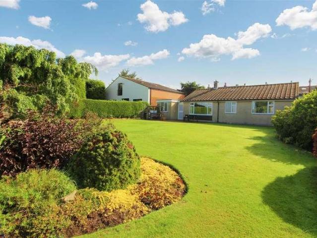 House for sale in Huddersfield, Highburton