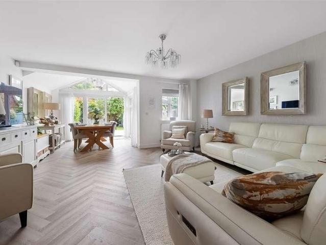 House for sale in Caterham on the Hill, Hillview