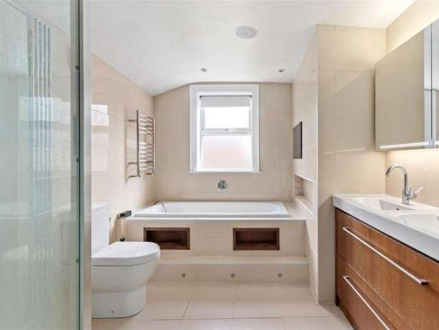 House for sale in London Borough of Merton, South Wimbledon