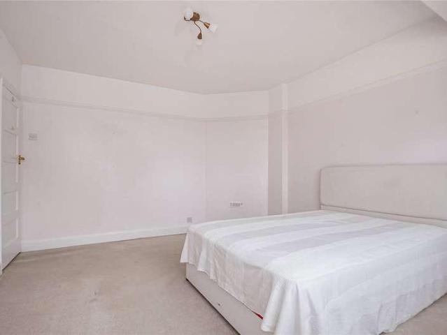 House for sale in Motspur Park, Greater London