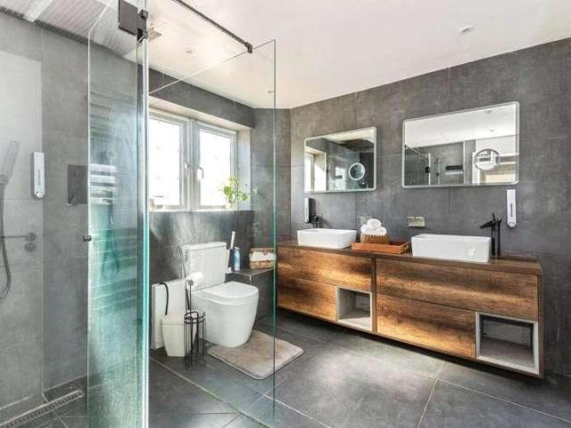 House for sale in Box Hill Village, Pachesham Park