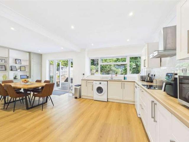 House for sale in Heol-las, Surrey