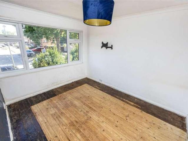 House for sale in Woodhatch, Red Hill
