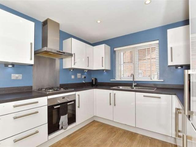 House for sale in Kilnwood Vale, Horsham
