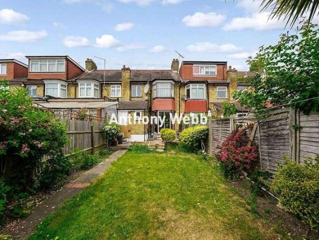 House for sale in Bowes, Greater London