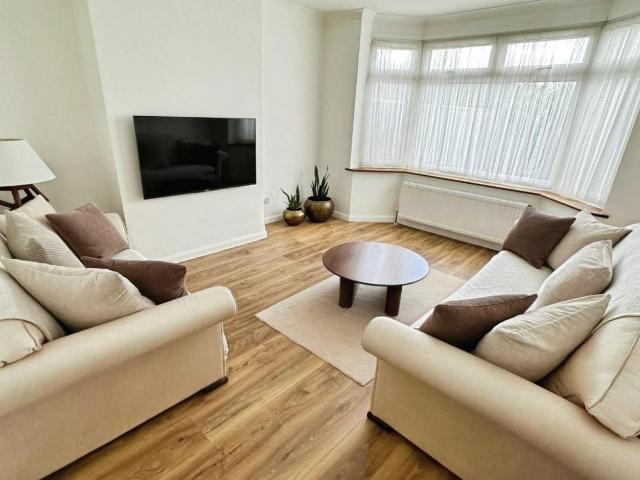 House for sale in Kingswood