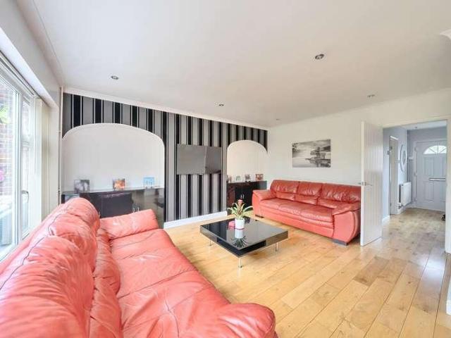 House for sale in Woodside Estate, Houghton Regis