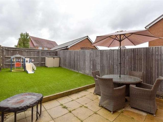 House for sale in Kilnwood Vale, Horsham