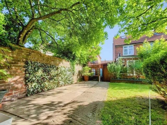 House for sale in Dee Park, Reading
