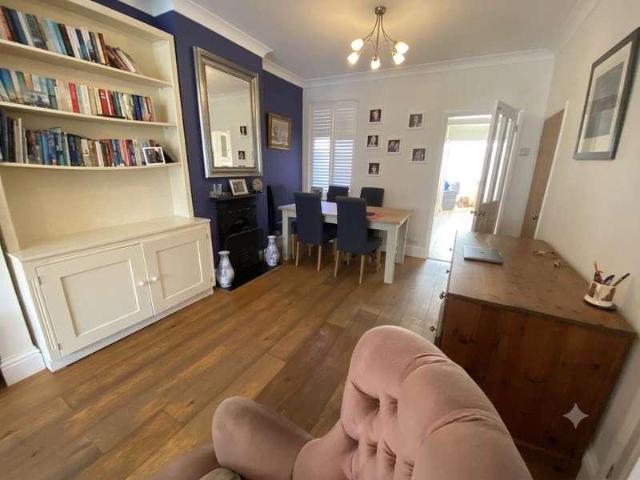 House for sale in Heol-las, Surrey