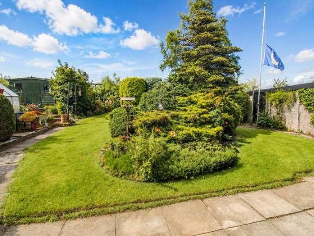 House for sale in Calder Grove, West Yorkshire