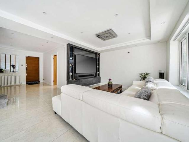 House for sale in London Borough of Ealing, Park Royal