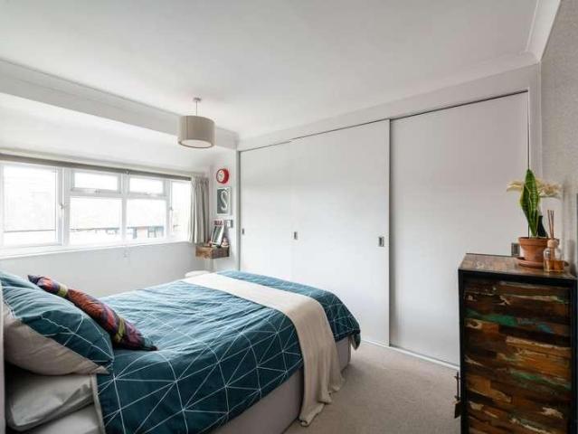 House for sale in Woodhatch, Red Hill