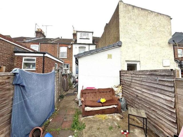 House for sale in Spring Park, Luton