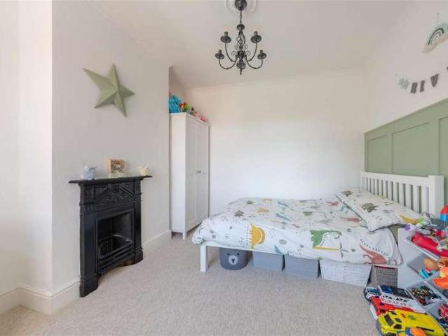 House for sale in Queen's Park, Northampton