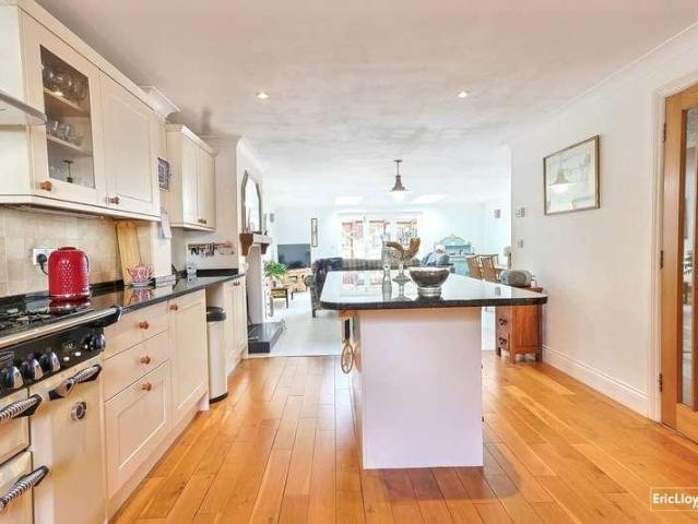 House for sale in Broadsands