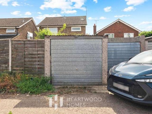 House for sale in How Wood, Five Acres