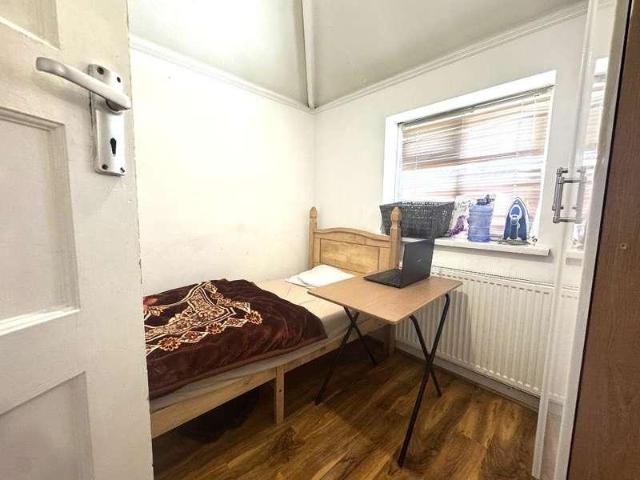 House for sale in Slough, Myrke