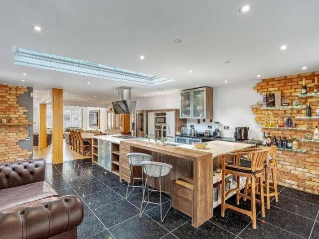 House for sale in Dudden Hill, Greater London