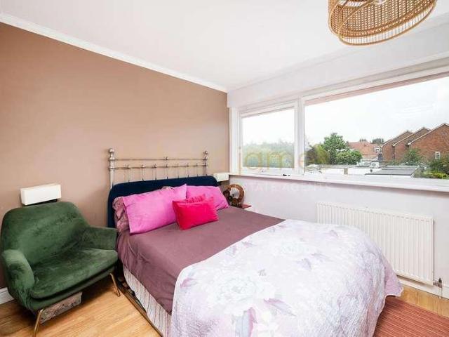 House for sale in Mill Hill, Greater London