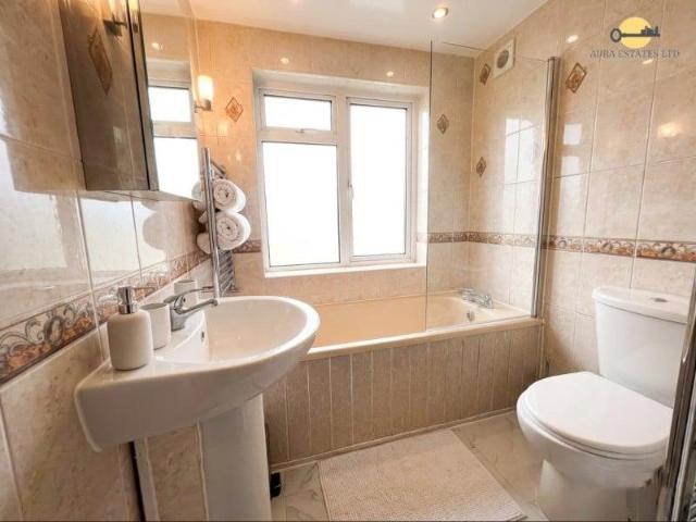 House for sale in Spring Park, Luton