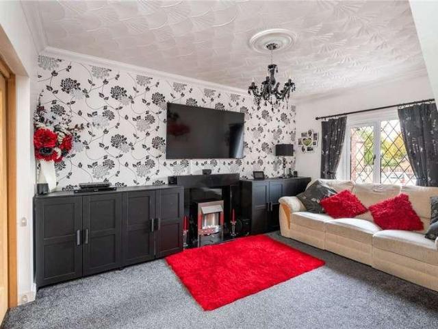 House for sale in Tingley, West Yorkshire
