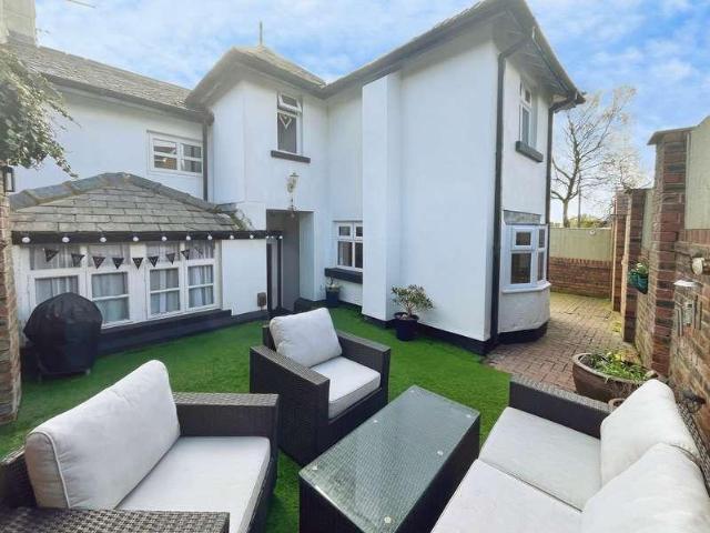 House for sale in Bradshaw, Lee Bank
