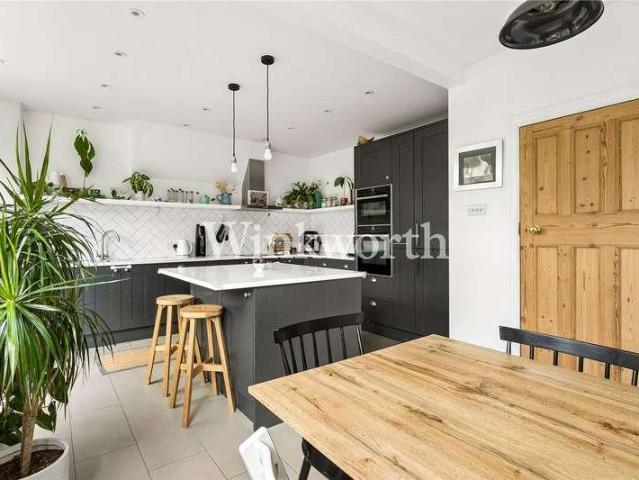 House for sale in Bowes, Greater London